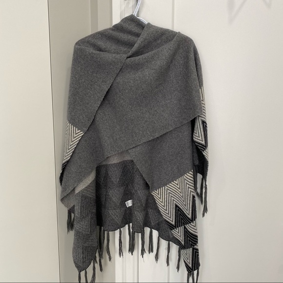 ✨Aritzia Large Cozy Grey Plaid Poncho​​​​​ - Picture 2 of 6